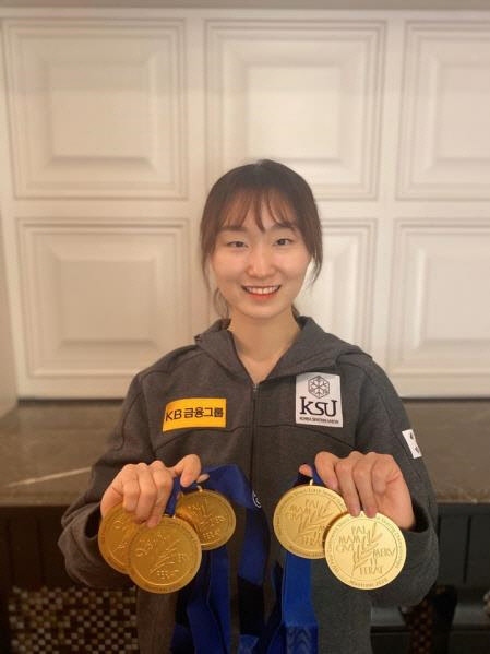 쇼트트랙 대표팀 최민정이 13일(한국시간) 캐나다 몬트리올에서 열린 제1회 국제빙상경기연맹(ISU) 쇼트트랙 4대륙선수권대회를 마친 뒤 이번 대회에서 획득한 금메달 5개를 들고 포즈를 취하고 있다. [올댓스포츠 제공]